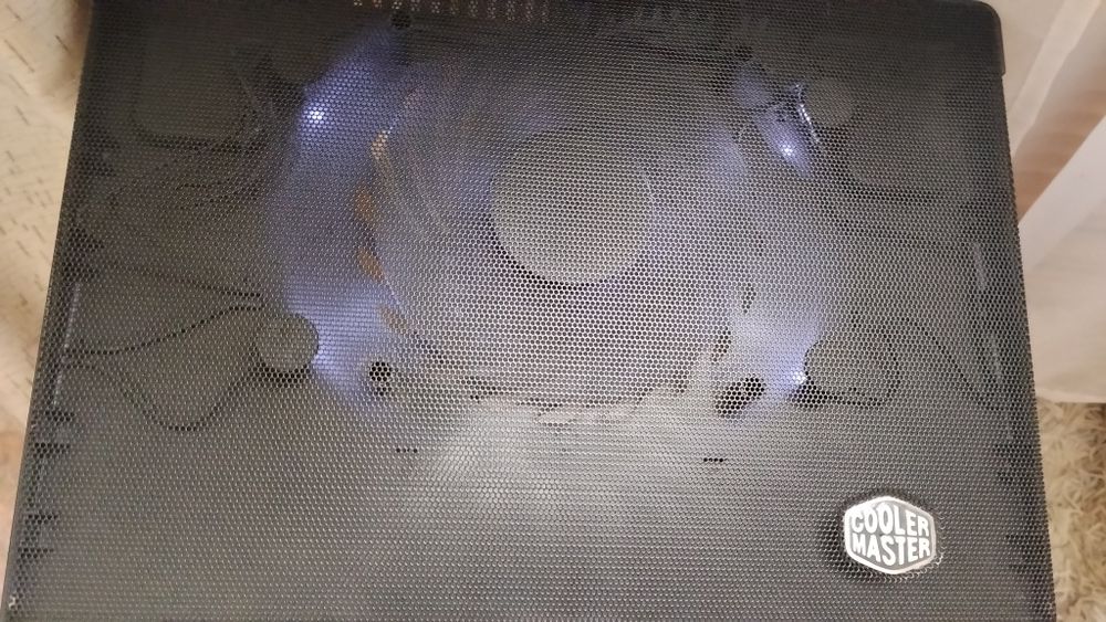 Охлаждающая подставка под ноутбук