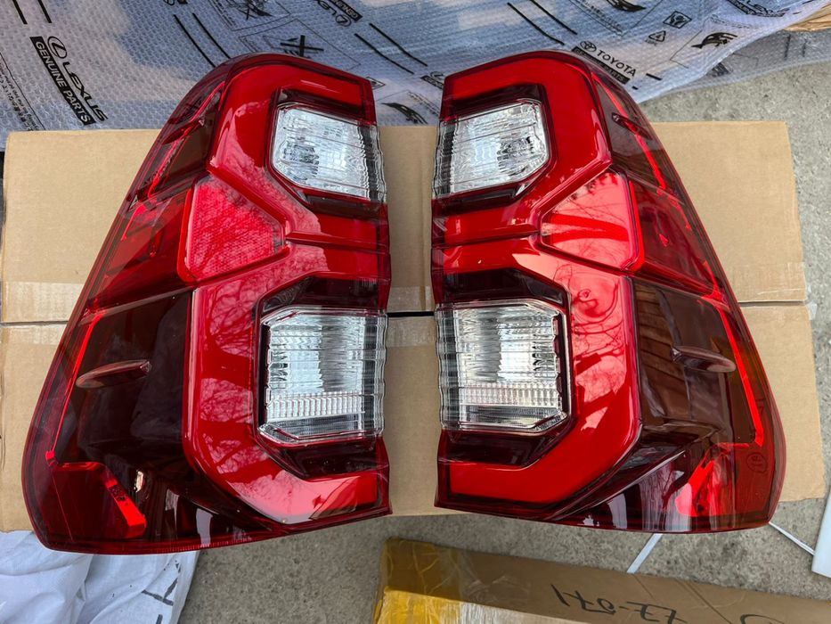 Фонари задние Toyota Hilux