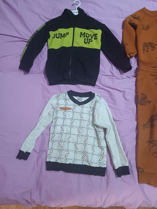 Одежда для мальчика примерно 3-6лет.