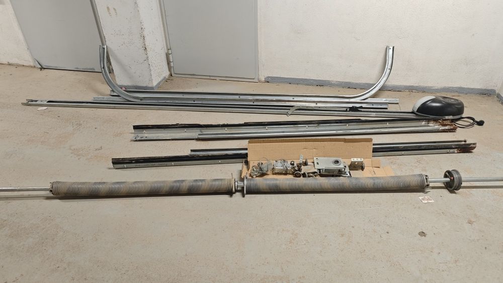 Секционна гаражна врата