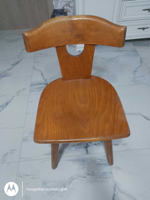 Scaune de lemn solide