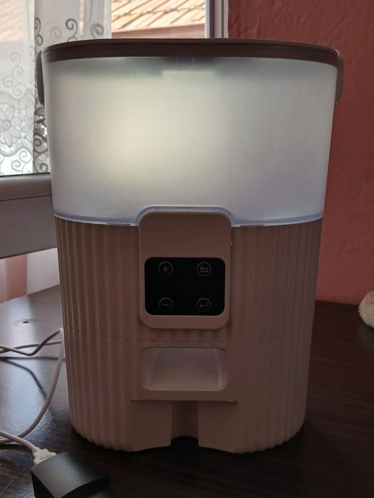 Hranitor automat pentru caini pisici