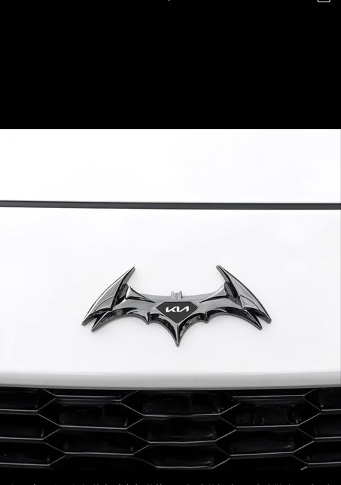 Kia emblemalar betmen shaklda