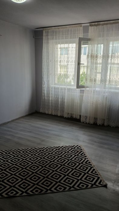 Închiriez apartament