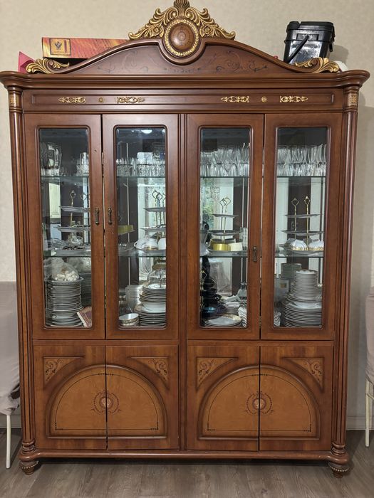 Мебель для зала, стол с стульями