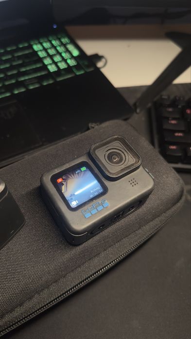 go pro hero 11 + 4 baterii si incarcator pt acestea