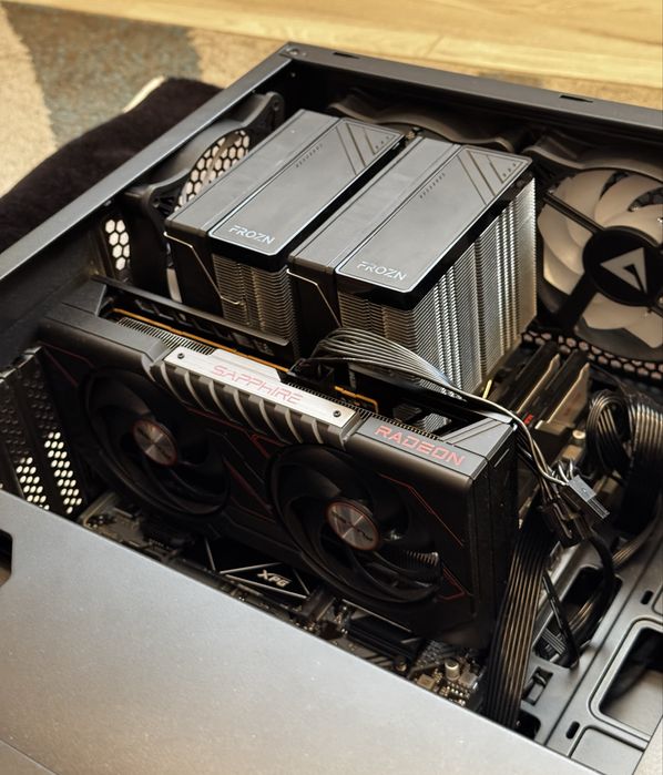 Vând Desktop Gaming i7 14700F + RX 9060 XT 16GB + Monitor