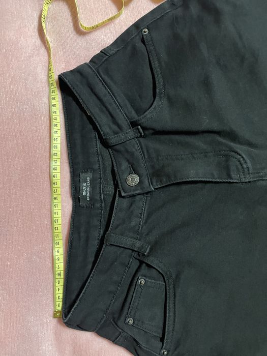 Чёрные джинсы.