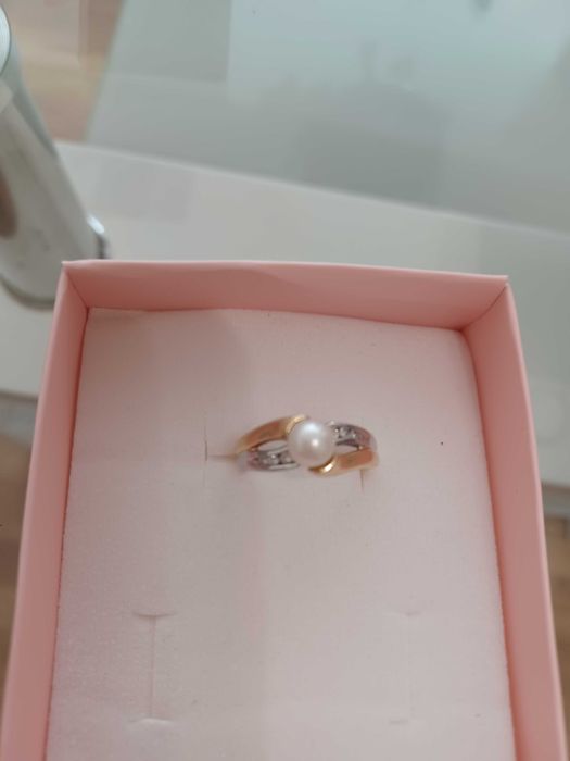 Златен пръстен с естествена перла и естествени диаманти