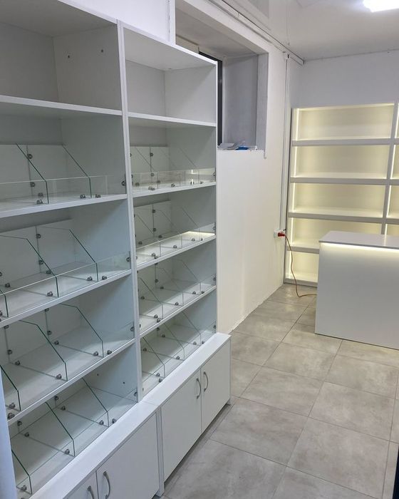 Polka vitrina stelaj magazin ofis xozmag mebelni zakaz