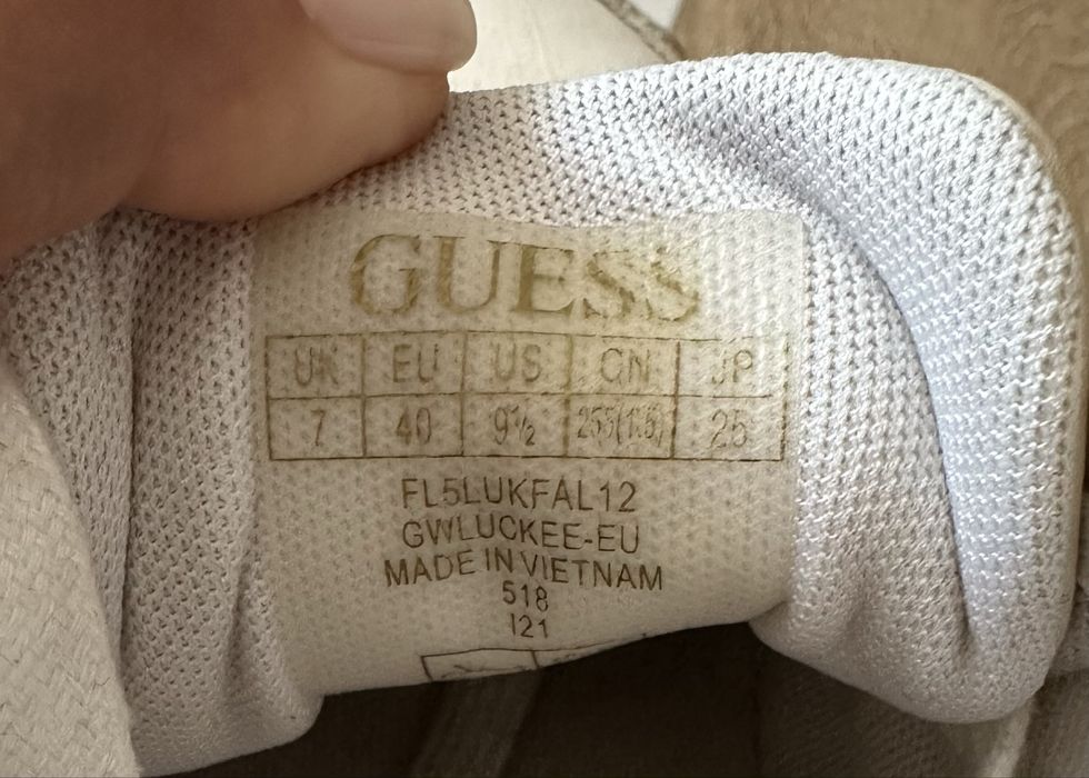 Сникърси  Guess