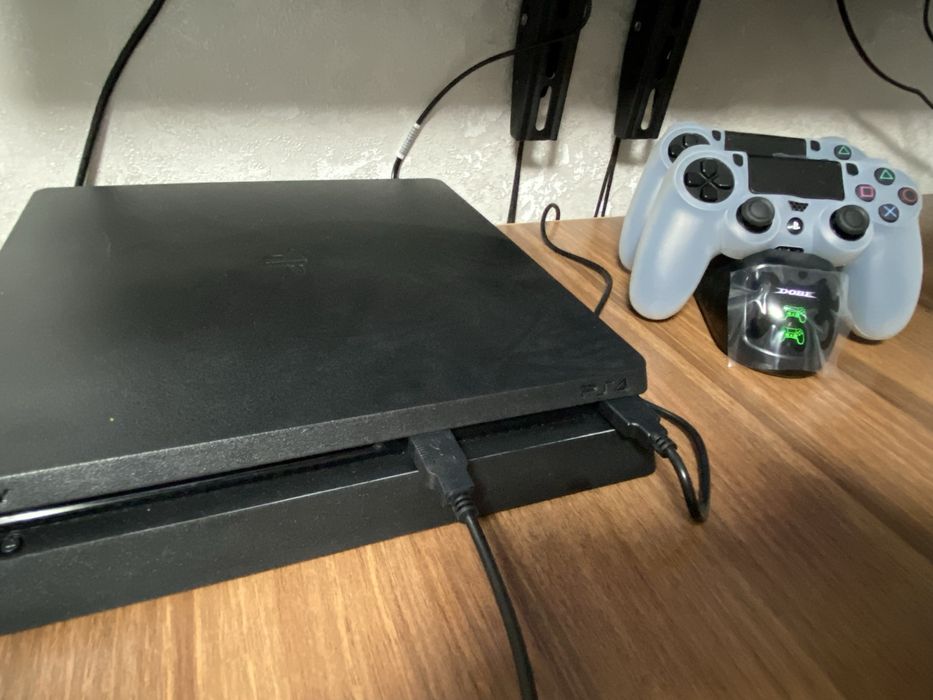 Срочно продам PS4 Slim 500GB