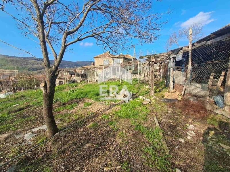 Едноетажна тухлена къща за продажба, с двор, в долната част на кв. Пов
