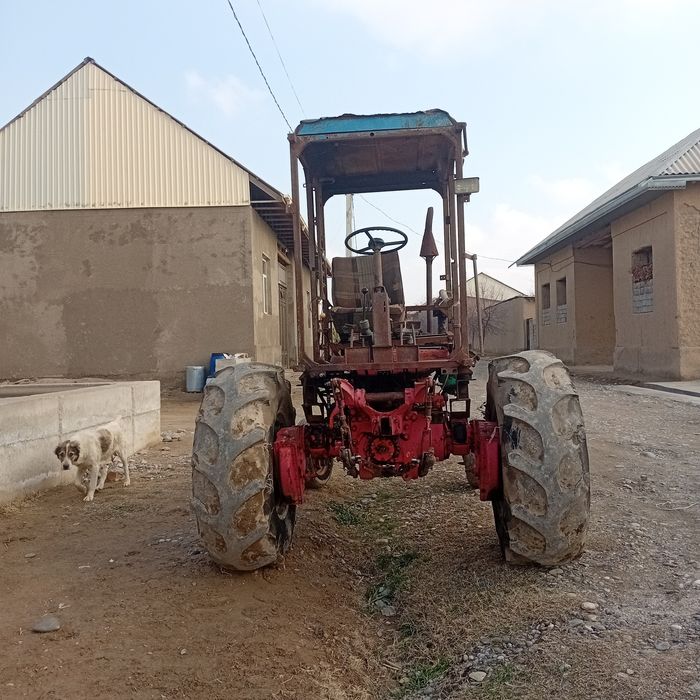 Traktor satiladi
