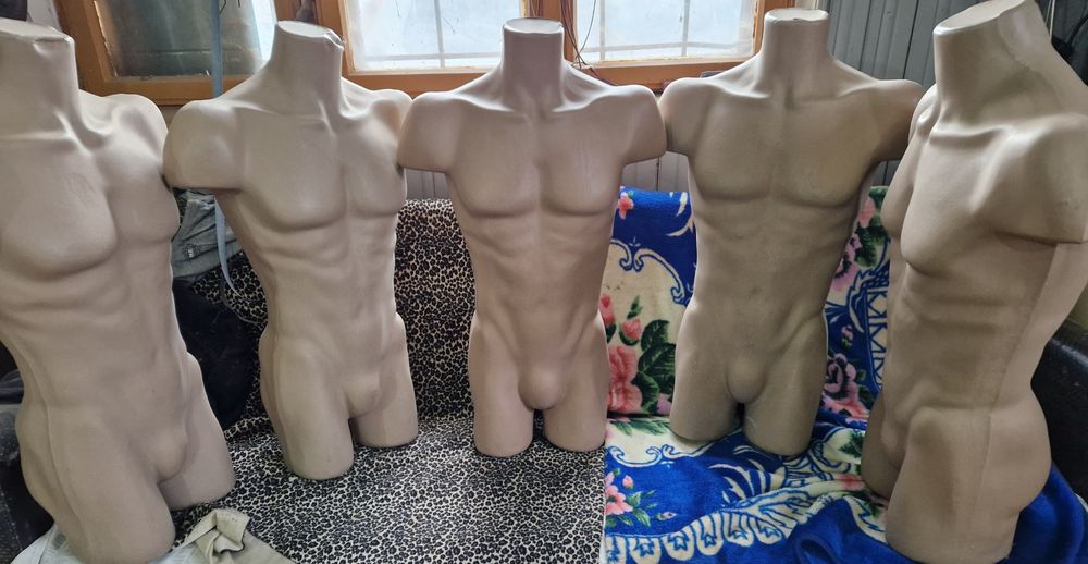 Vand pachet dd 5 bucati manechine din plastic cu agatatoare