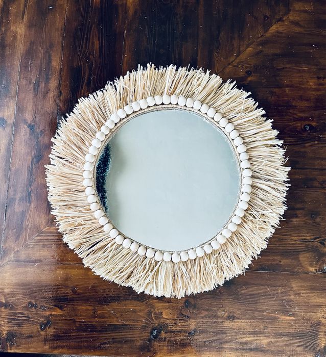 Огледало с рамка от естествена рафия – бохо акцент с характер!
