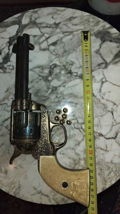 3 броя стари пистолети