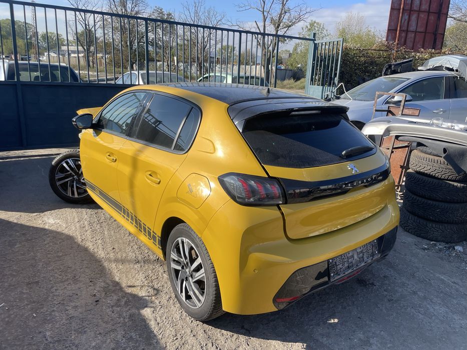 Peugeot 208 на части