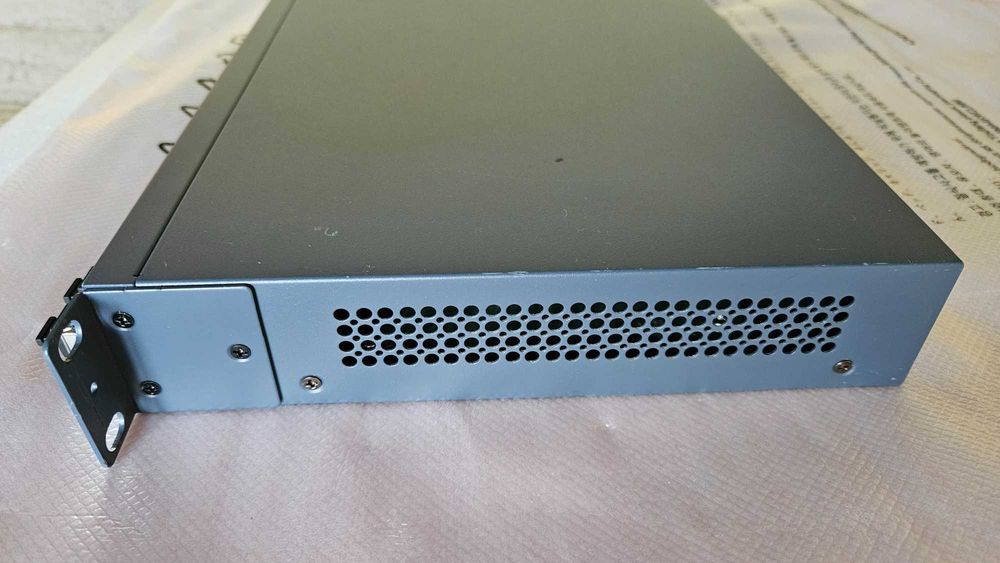 Switch POE Hikvision 24 porturi Hikvision DS-3E1526P-SI cu management