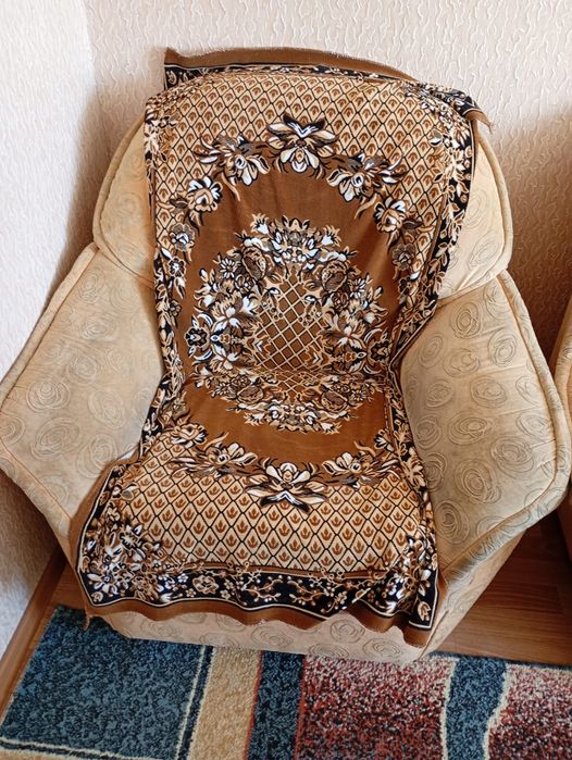 Продам диван с двумя креслами