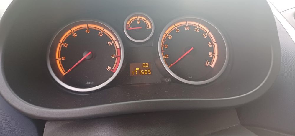 Продавам Opel Corsa  1.3
