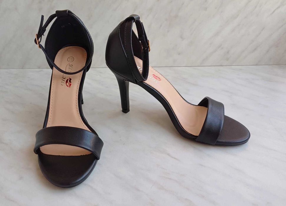 Чисто НОВИ дамски елегантни обувки с тънък ток. Не са обувани. № 38