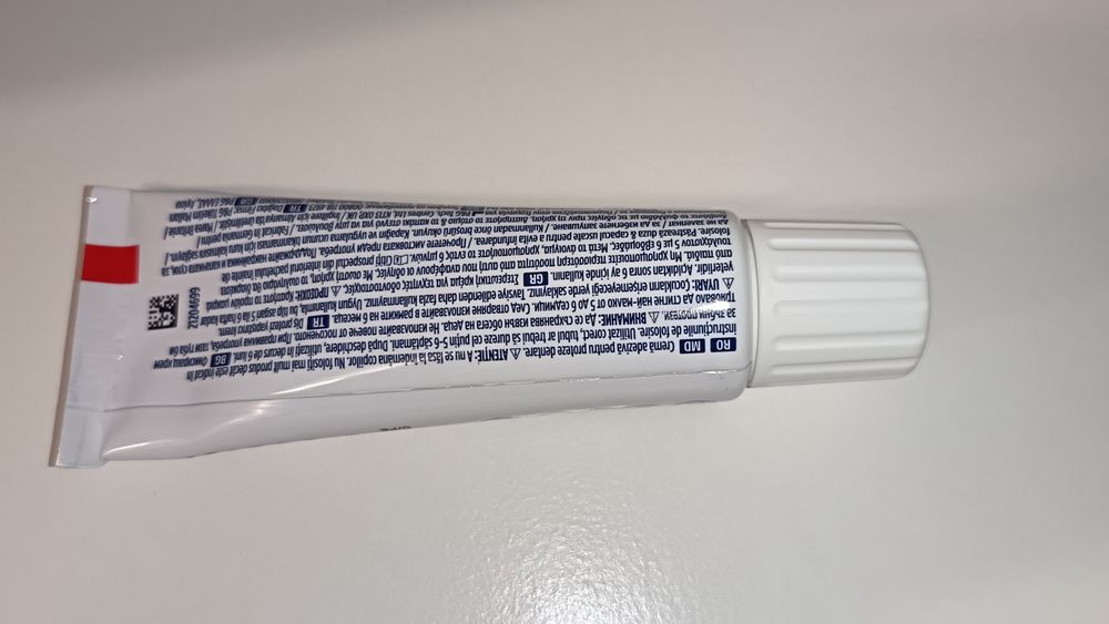Cremă adezivă Fixodent