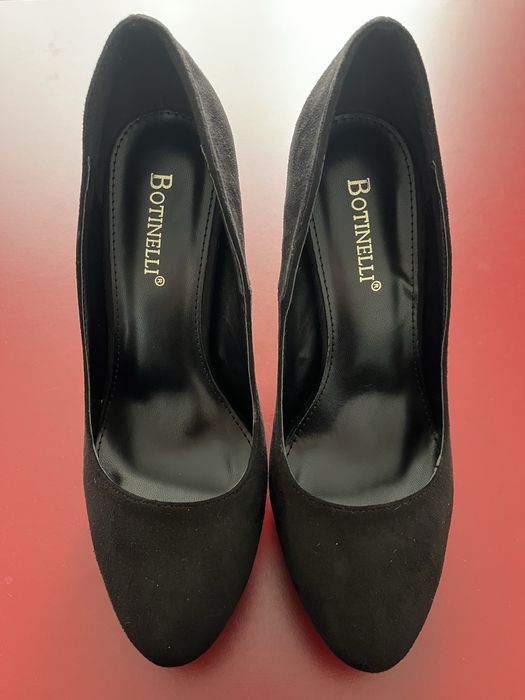 Черни високи обувки