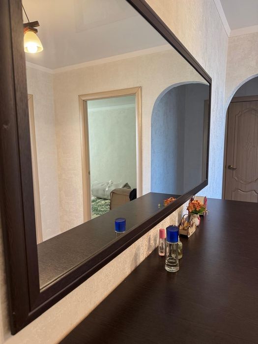 Комод с двумя панелями и  с зеркалом,