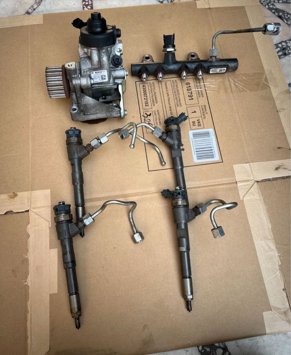Injectoare / kit injectie 1.5 dci renault clio 4 captur dacia logan 2 dokker