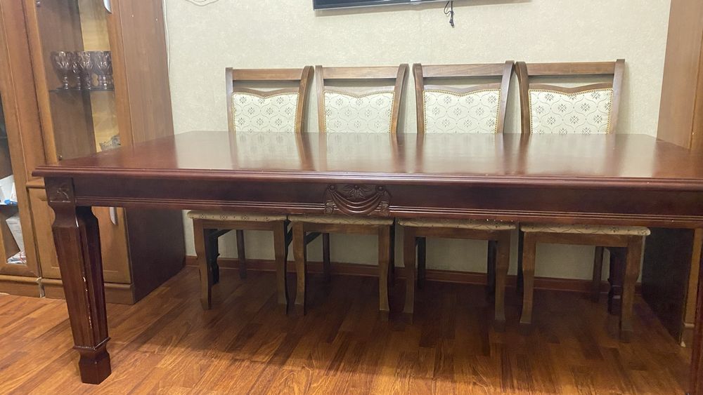 Стол деревянныи