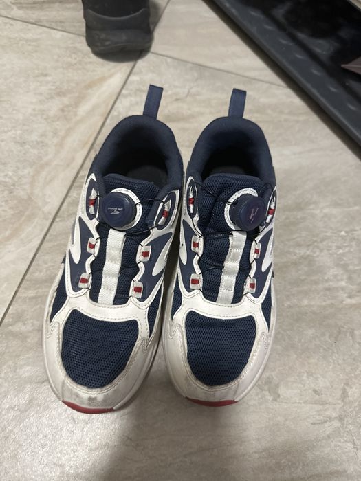 Кроссовки спортивные