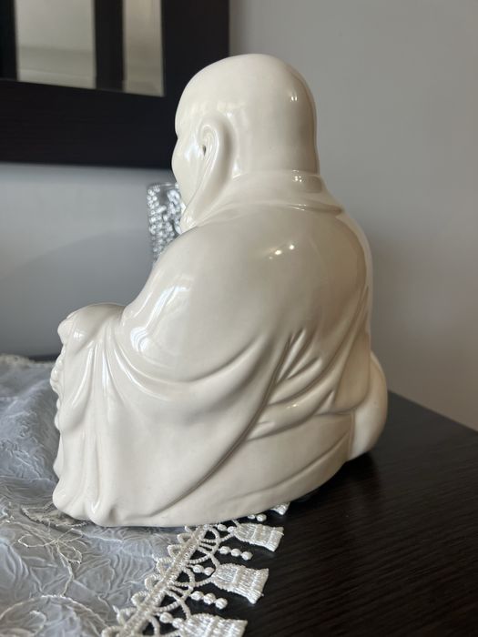 Порцеланова статуетка на Буда