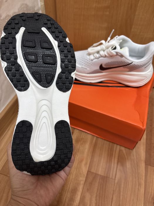 Кроссовки Nike белые спортивные