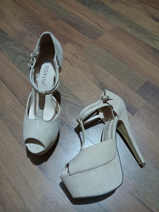 Pantofi cu toc înalt