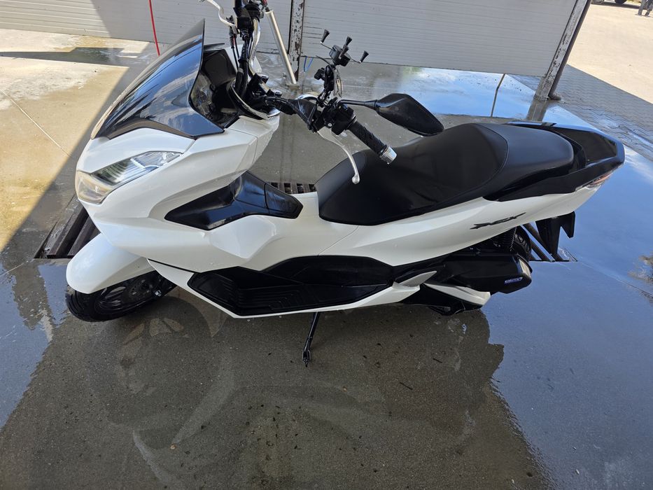 Vând schimb scuter Honda 125 PCX  AN 2024 1500 KM