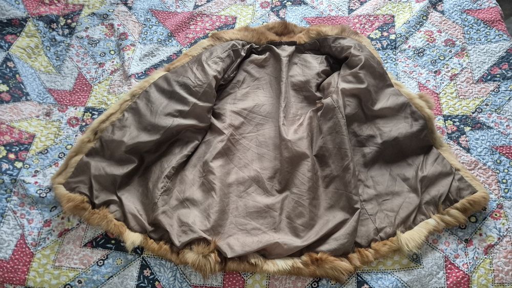 Haină blană naturală aurie, bordură vulpe, lungime medie, XL, căptușeală satin