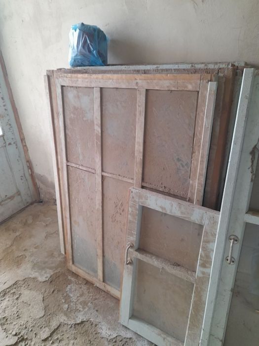 Рамалар ойналари билан, эшиклар  сотилади.  1 машин чикип боради