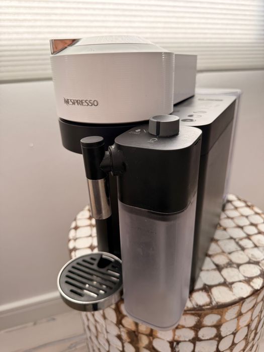 Espressor Nespresso DeLonghi Vertuo Lattissima ENV300W
