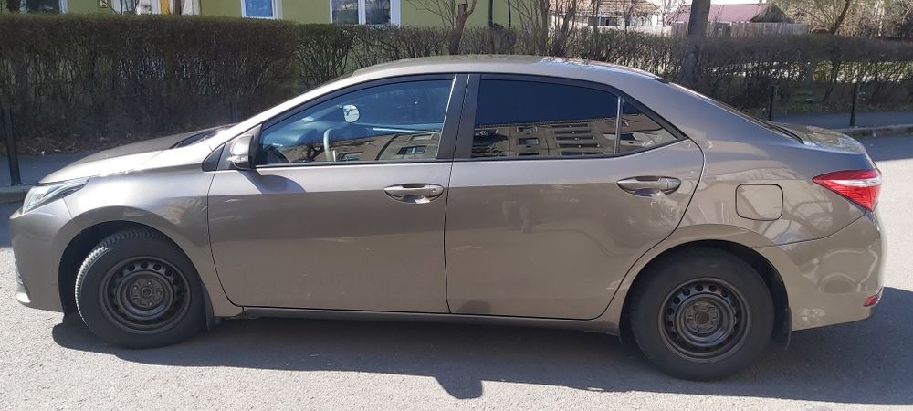 vând Corolla 1,33 benzină cu Gpl