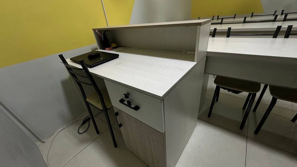 Парты, стол и стойка регистрации
