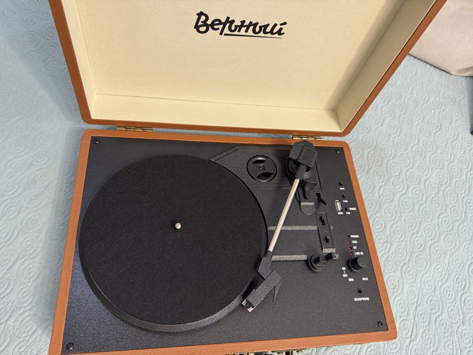 Продается виниловый проигрыватель