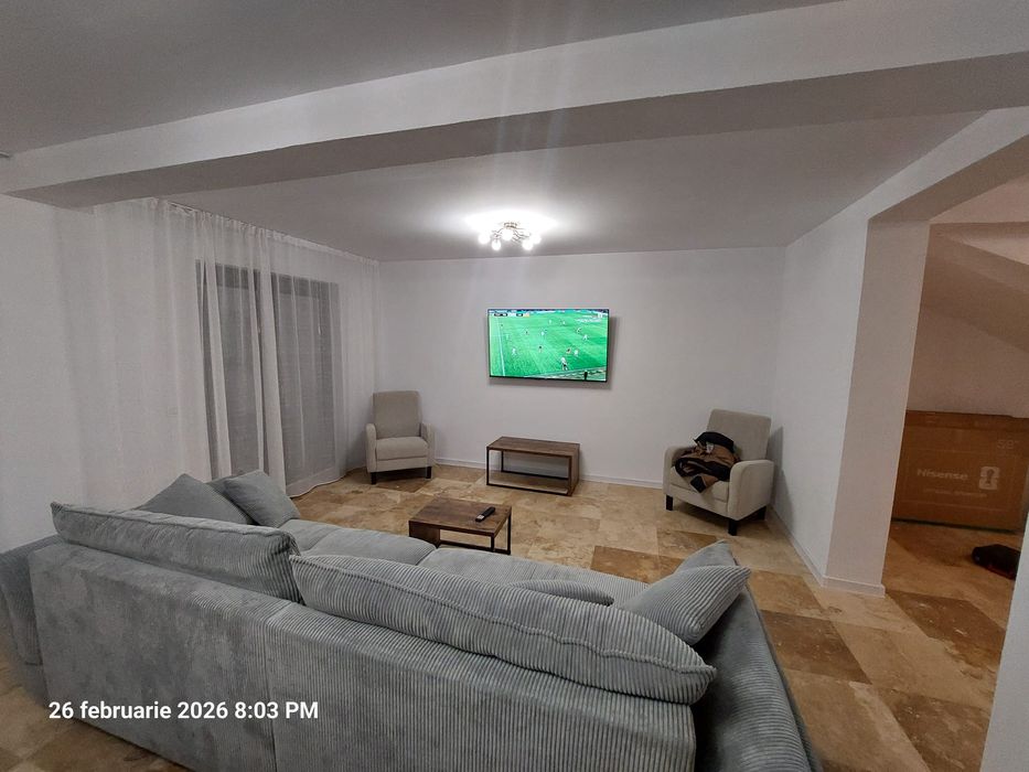 Închiriez jumătate de duplex