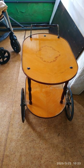 Старинна количка за сервиране.