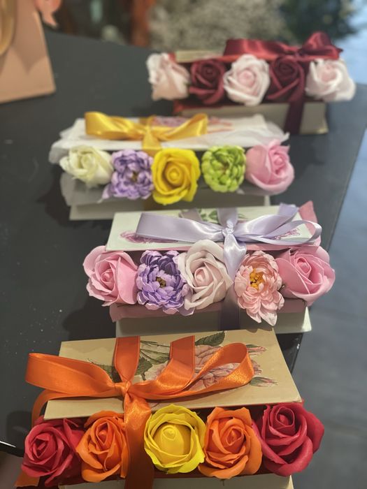 Книга с рози и бонбони