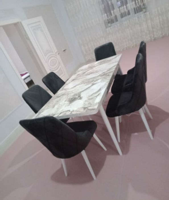 Кухонный стол стулья.