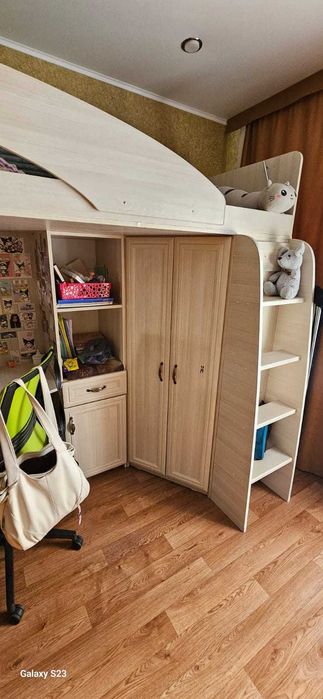Кровать-чердак со шкафом и столом
