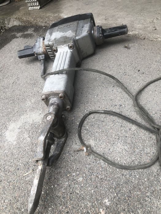 Отбойный молоток Makita HM1800