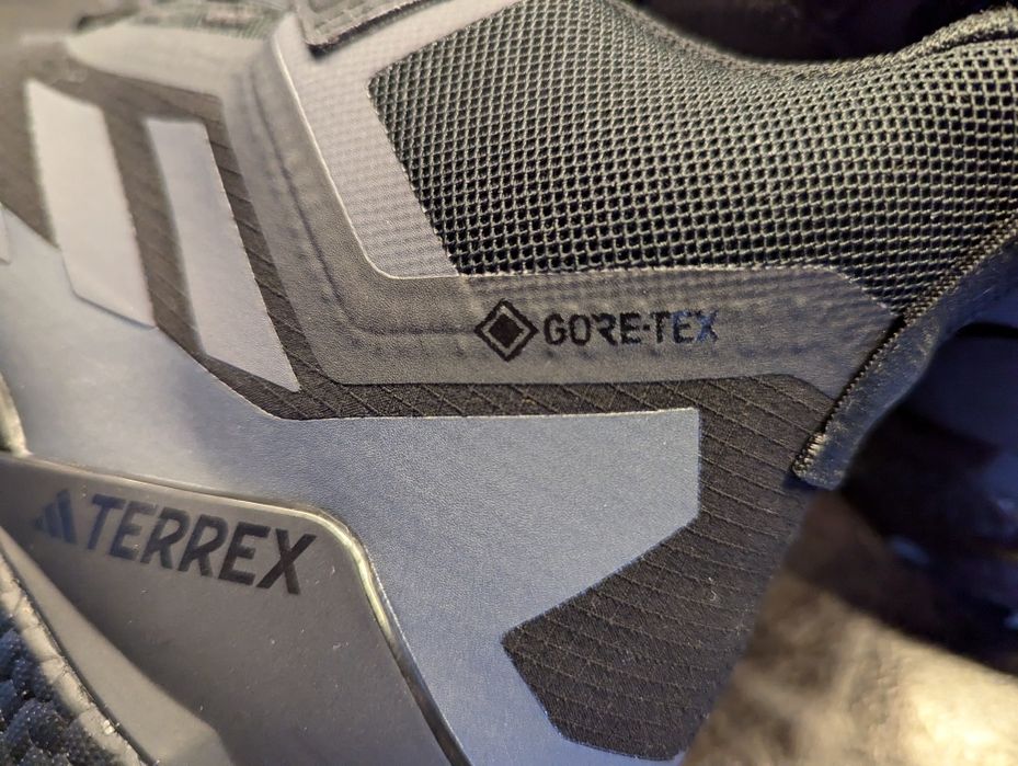 Непромокаемые кроссовки Adidas на бусте