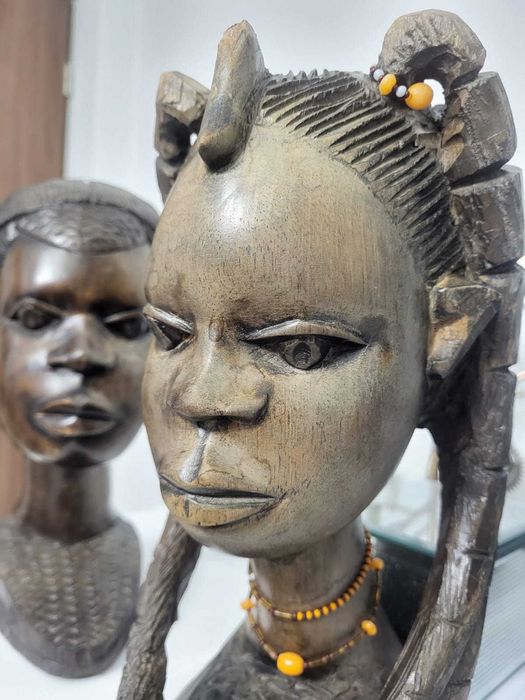 Busturi africane sculptate manual, statueta africana, arta africana